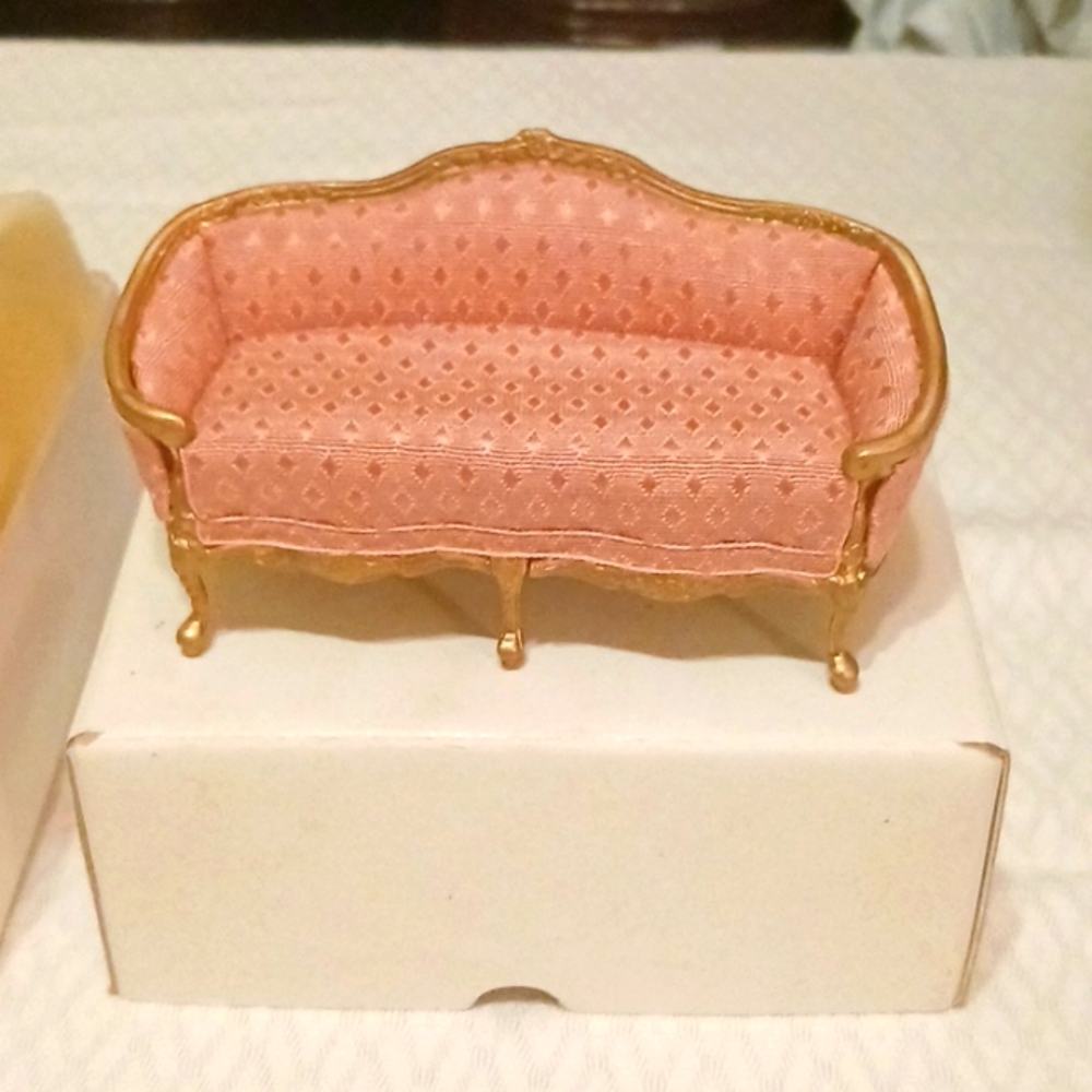 Bespaq Victorian peach sofa